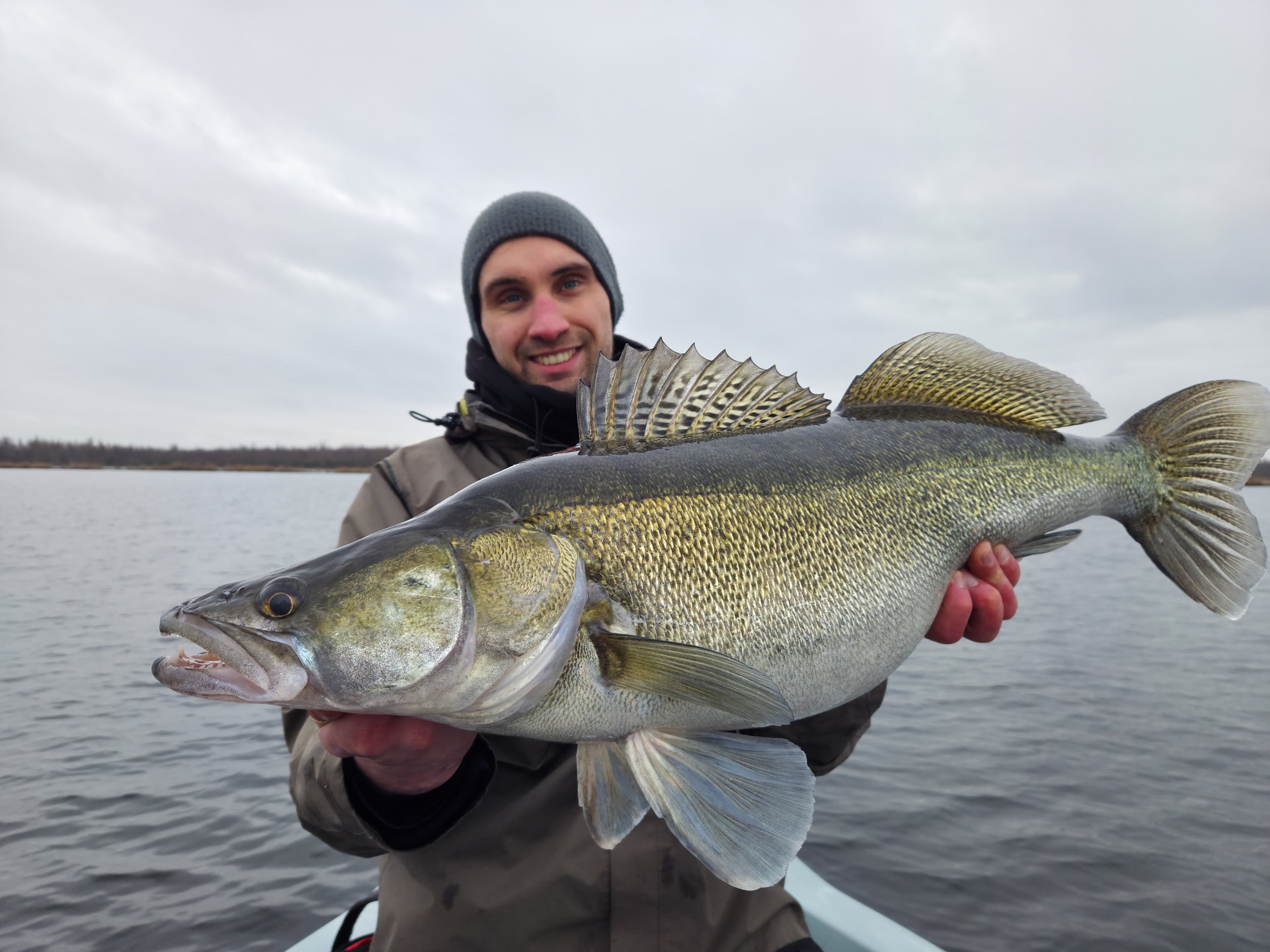 Finesse vissen in koud water: traag, klein en precies met tungsten